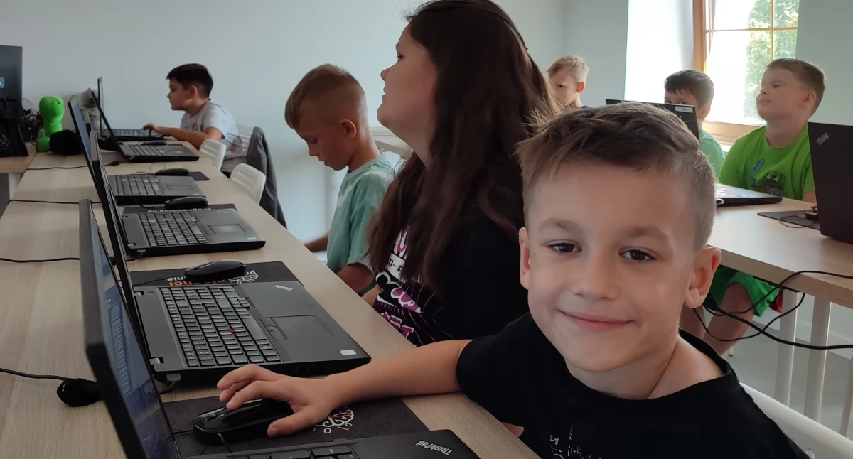 Akcja Koduj z Gigantami „CyberPrzygoda w świecie AI” zakończona. 16 500 uczniów wzięło udział w warsztatach
