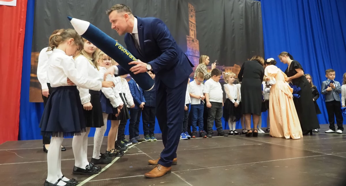 Najmłodsze pokolenie uczniów „Klaudynki” przyjęte w poczet szkolnej społeczności