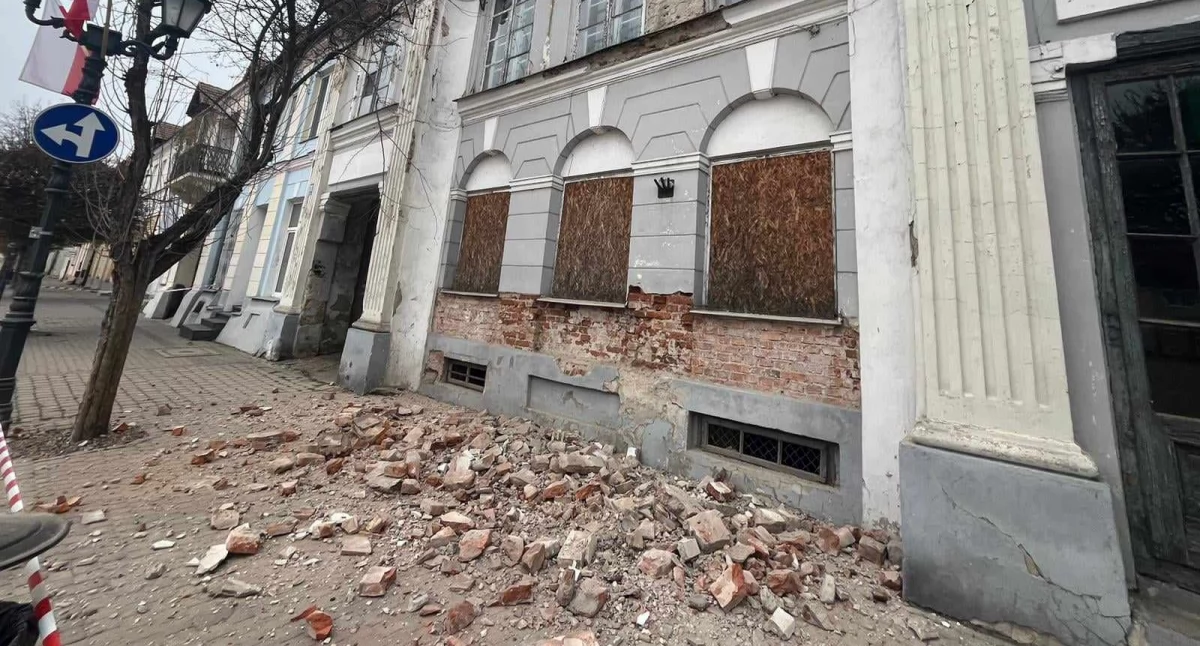 Z kamienicy w rynku osunął się gzyms
