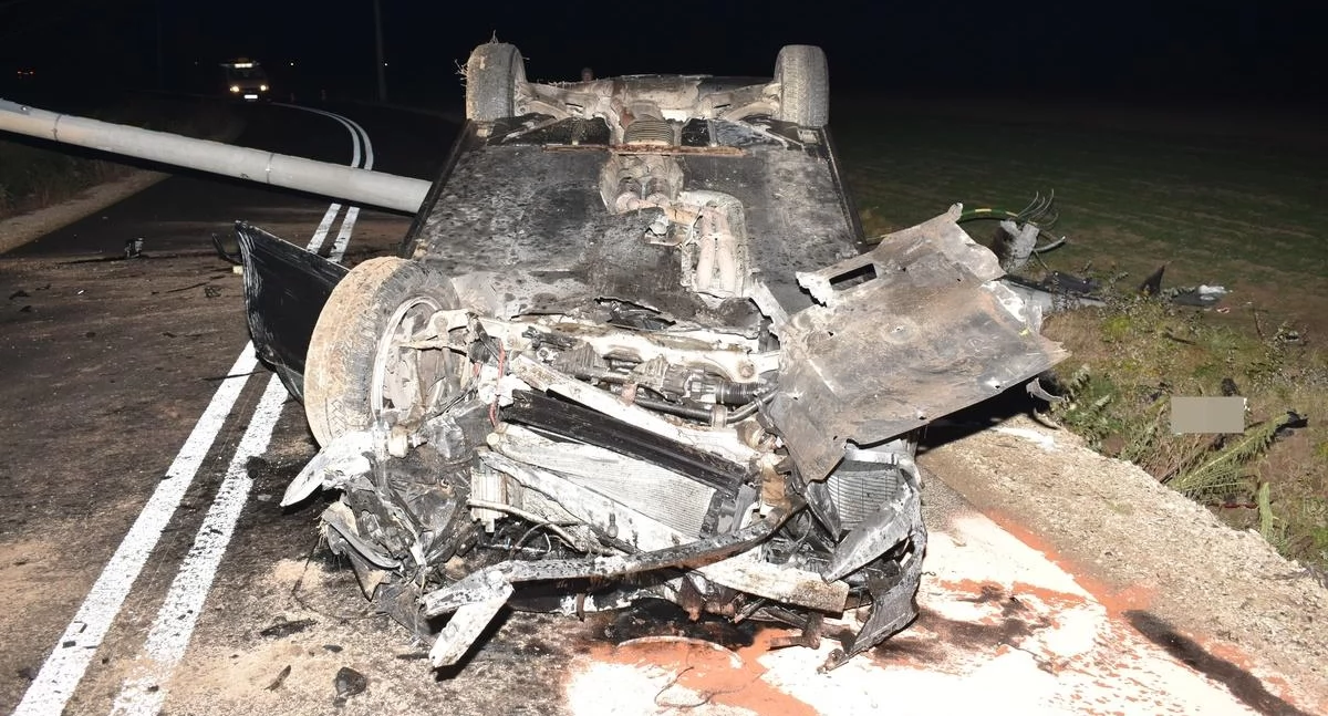 Kierowca BMW dachował i zostawił poszkodowanego pasażera