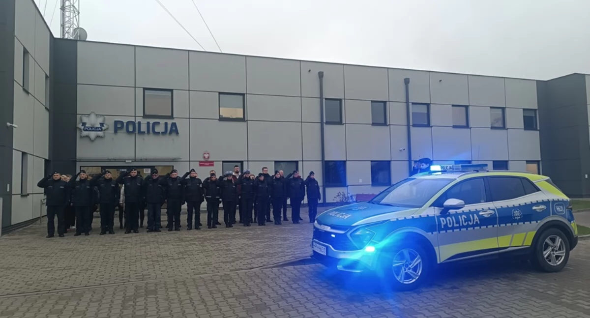 Pułtuscy policjanci i pracownicy komendy oddali hołd zmarłemu policjantowi