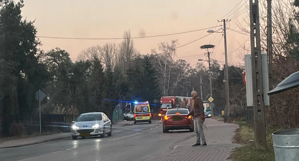 Wypadek na Tartacznej. Droga zablokowana z powodu drutów wiszących nad jezdnią