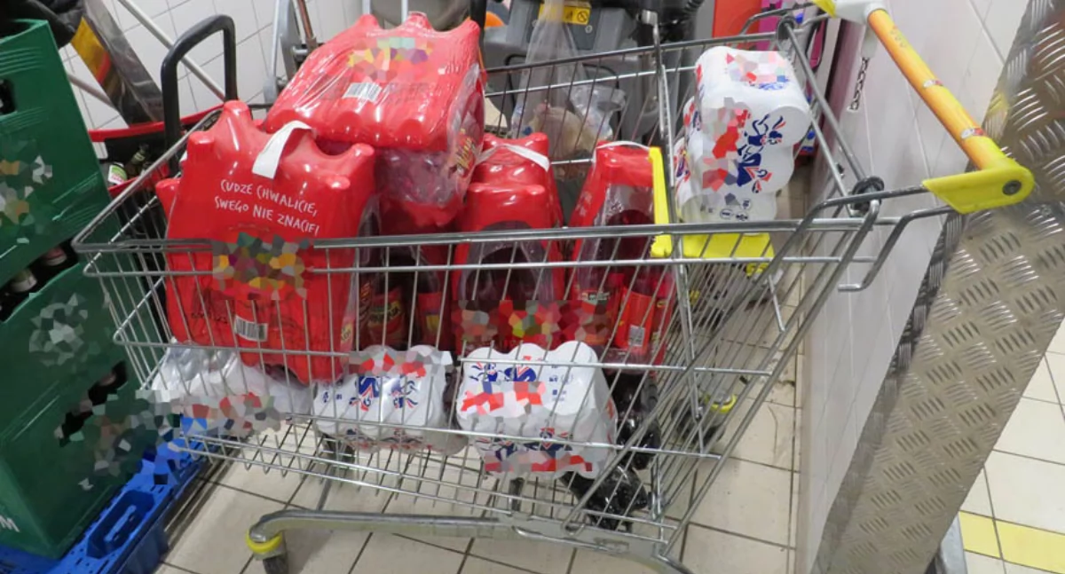 Skradzione produkty wieźli... w sklepowym wózku przez Pułtusk