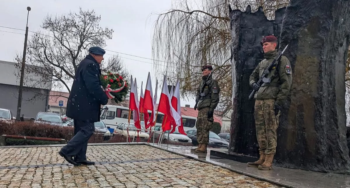 82 rocznica stracenia przez gestapo czterech żołnierzy AK. Uroczystość w strugach deszczu 