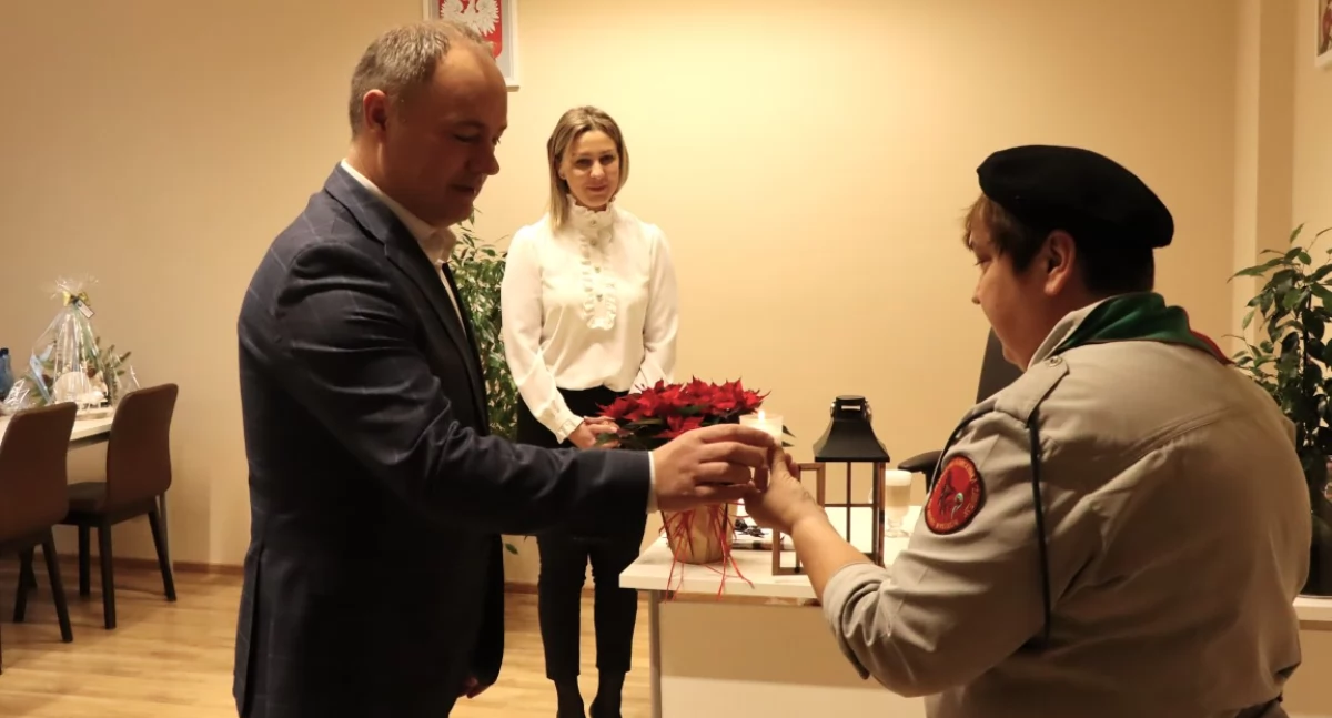 Betlejemskie Światło Pokoju dotarło do Starostwa Powiatowego w Pułtusku