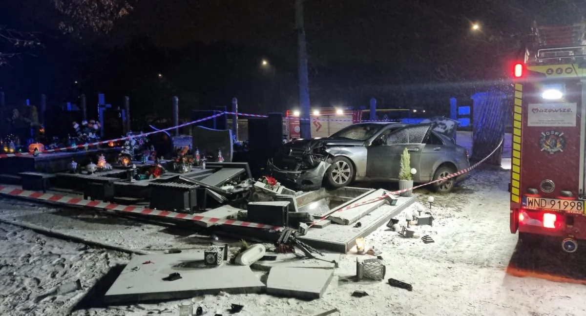 U sąsiadów. Kierowca staranował nagrobki, porzucił samochód i przepadł bez śladu