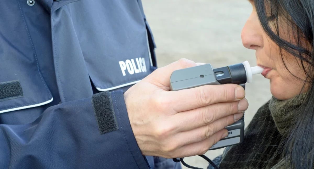 Prowadziła pod wpływem, a przy sobie miała „susz koloru zielonego”. 24-latka odpowie przed sądem  