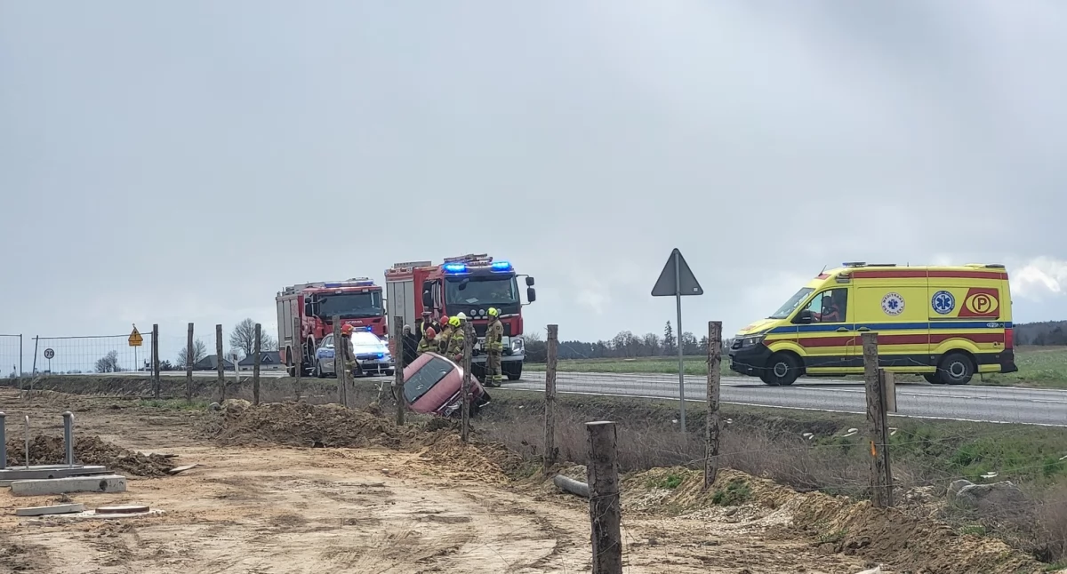 Wypadek z udziałem auta osobowego. Na miejscu ZRM
