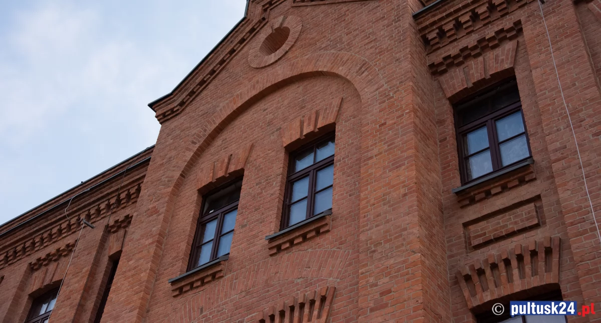Mieszkania komunalne w budynku w koszarach – afera, czy jednak potrzebna inwestycja?