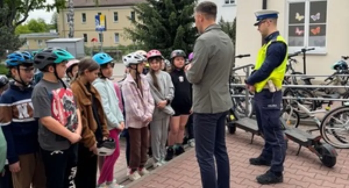 Egzamin na kartę rowerową w Szkole Podstawowej nr 1 w Pułtusku z udziałem pułtuskich policjantów