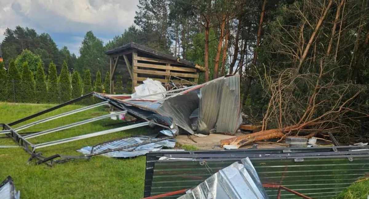 Mazowieccy policjanci niosą pomoc mieszkańcom dotkniętym nawałnicami