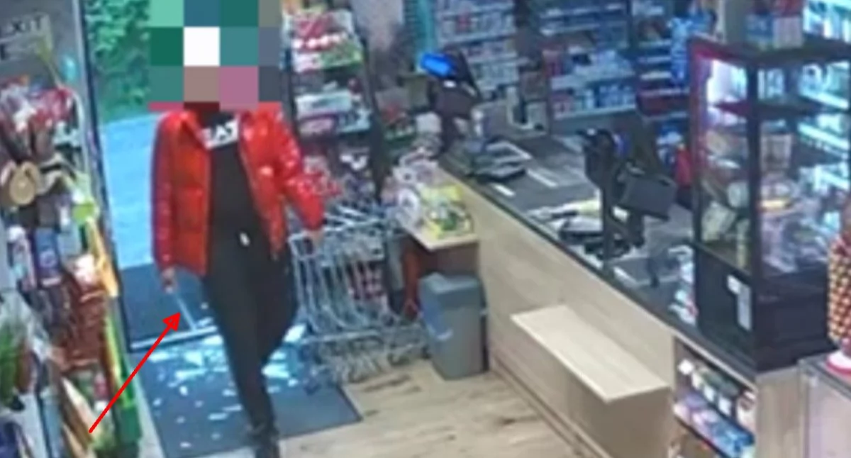 U sąsiadów: Agresywny 27-latek z maczetą i rozbój w biały dzień. Rozbój i interwencję polici zarejestrowały kamery [FILM]