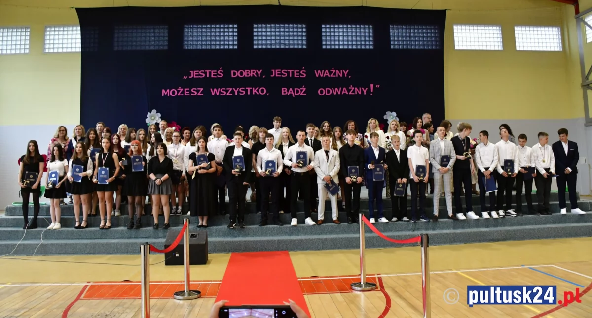 Do widzenia przyjaciele, wspólnych spraw mieliśmy wiele... Pożegnanie ósmoklasistów i podsumowanie pracy klas IV-VIII pułtuskiej „Dwójki”.