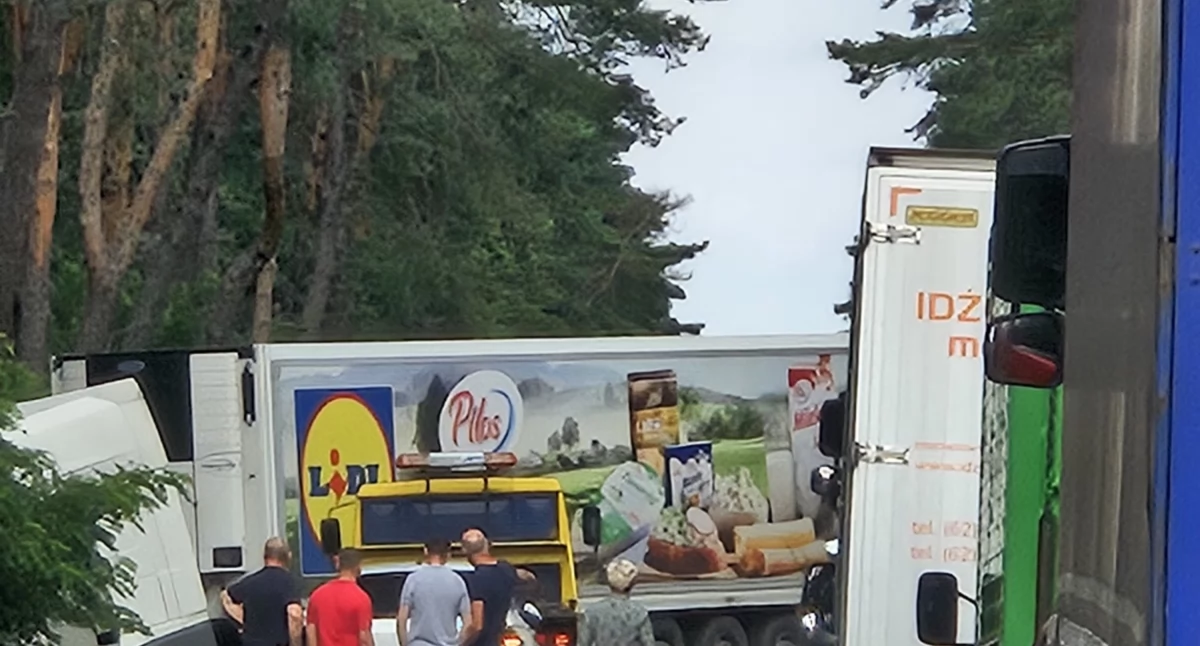 Wyszkowska zablokowana, dwa samochody w rowie