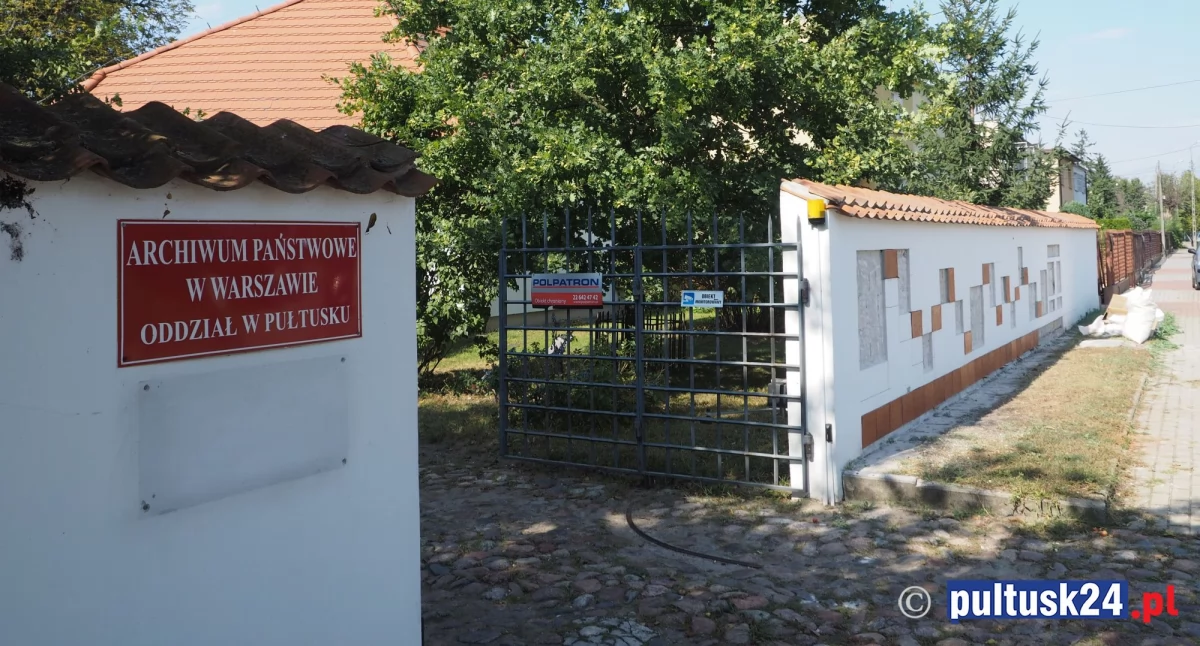 Przy pułtuskim archiwum powstaje ceramiczna mozaika. Najważniejesze na razie owiane tajemnicą...