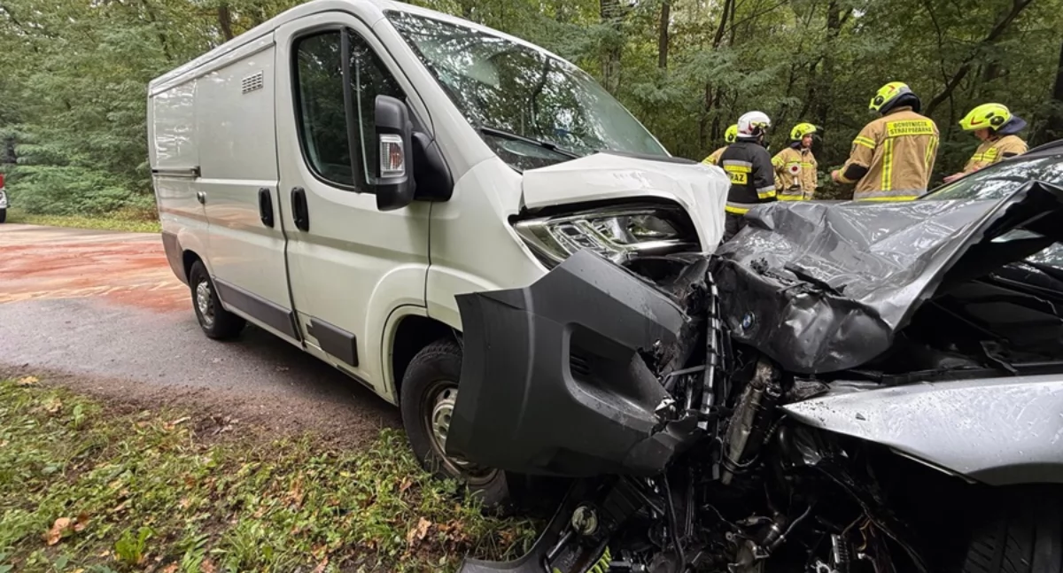 Młody kierowca wypadł z łuku drogi. Zderzenie pojazdów w Murowance