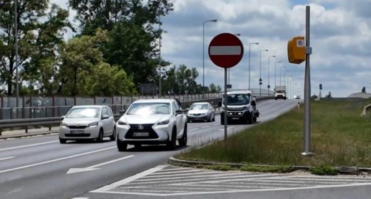 Nowy fotoradar w Zegrzu już stoi. Trwają testy na skrzyżowaniu DK 61 z ul. Groszkowskiego