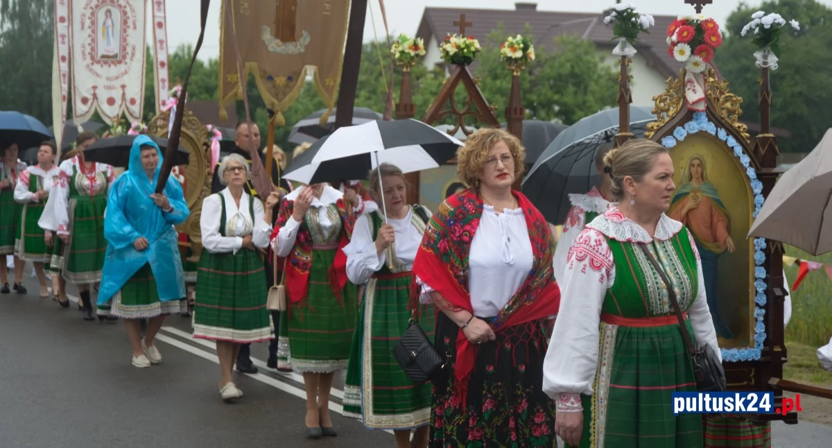 Deszczowa, ale wyjątkowo barwna procesja Bożego Ciała w Pniewie