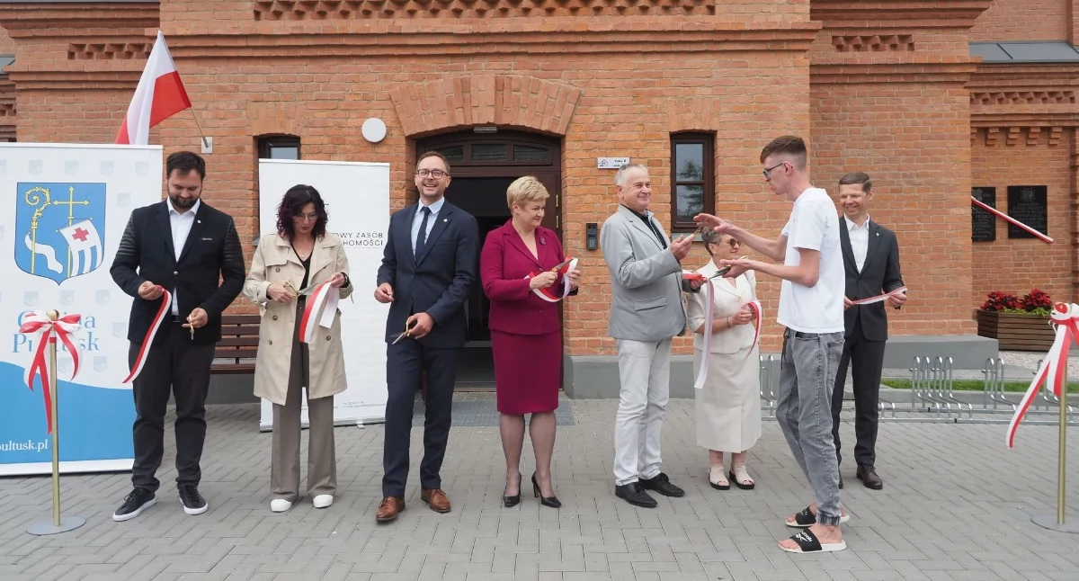 Nowe życie dawnych koszar. Uroczyste otwarcie inwestycji mieszkaniowej w Pułtusku połączone z odsłonięciem historycznych tablic