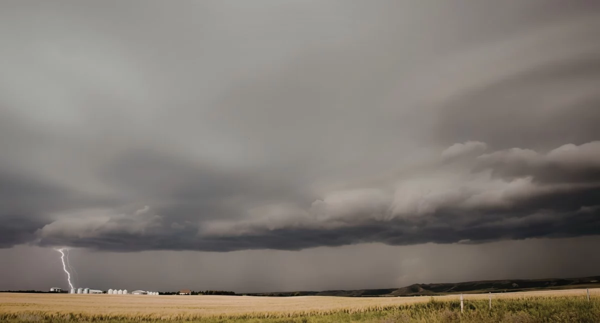 Żółty alert dla powiatu pułtuskiego. Nadciągają burze z gradem