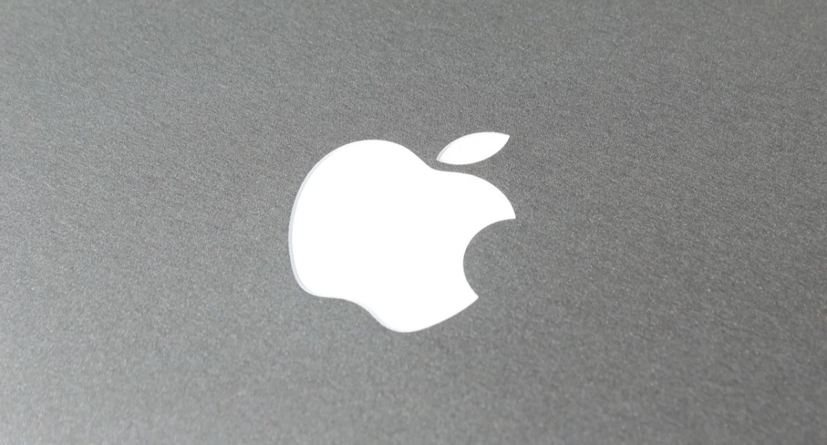 Lekki laptop do podróży i pracy zdalnej - dlaczego użytkownicy wybierają MacBooka?