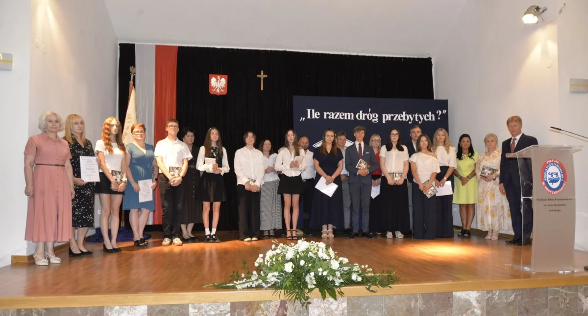 Wzruszające pożegnanie ósmoklasistów z Czwórki