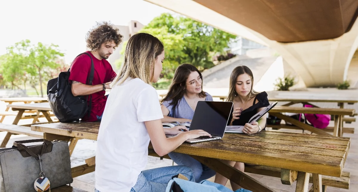 Studencki portfel w wakacje. Kiedy praca sezonowa zasili konto ZUS, a kiedy dostanie całą pensję?