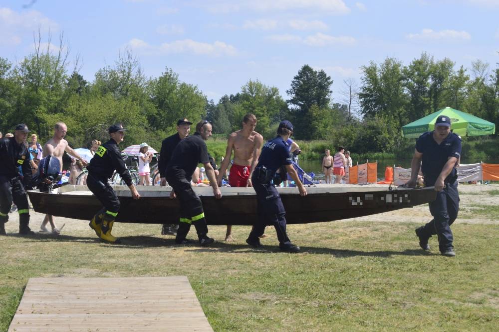 Na plaży zatonęła łódka