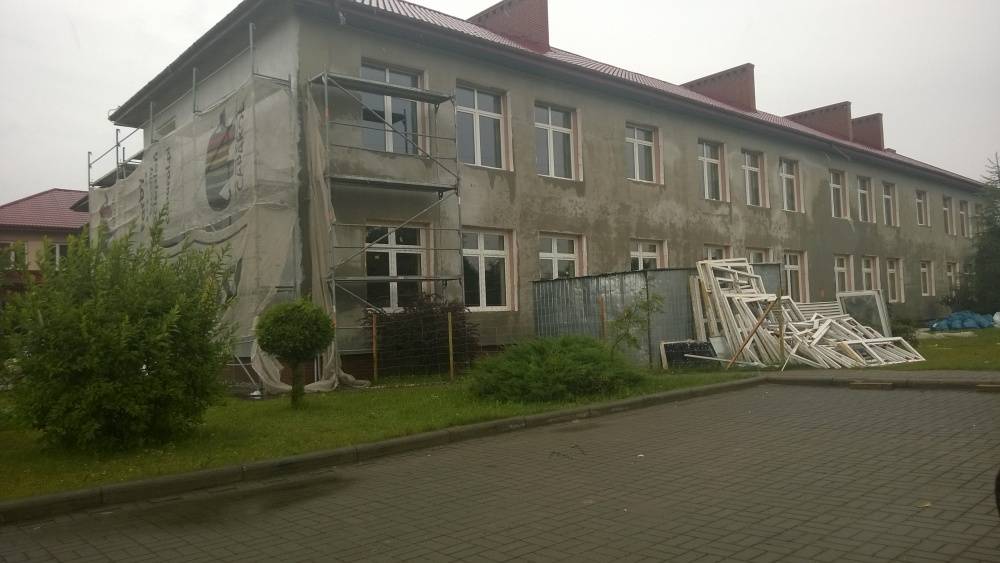 Coraz ładniejszy i cieplejszy budynek szkoły i urzędu gminy w Winnicy