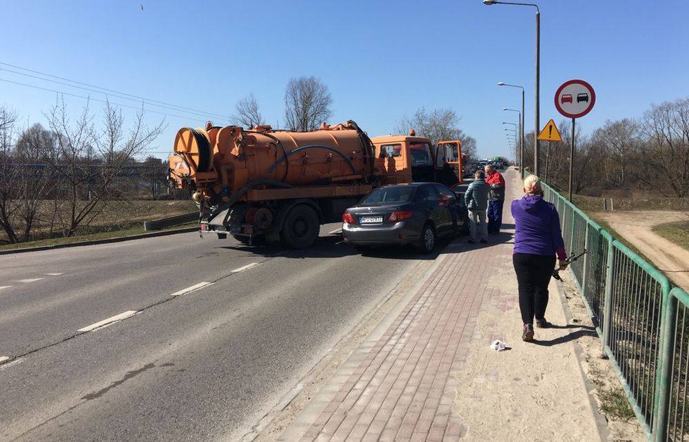 Stłuczka niewielka, korek gigantyczny