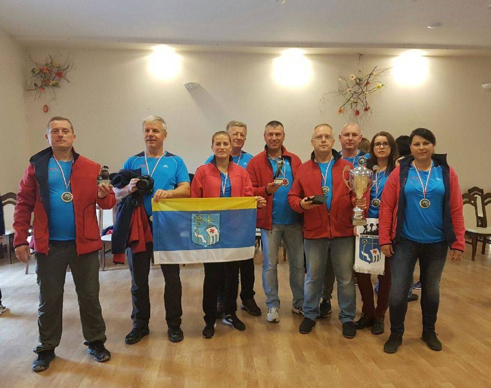 Drużyna mundurowych na podium