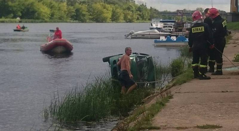 Wjechał samochodem do rzeki