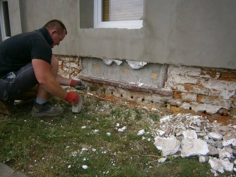 Osuszają następny budynek
