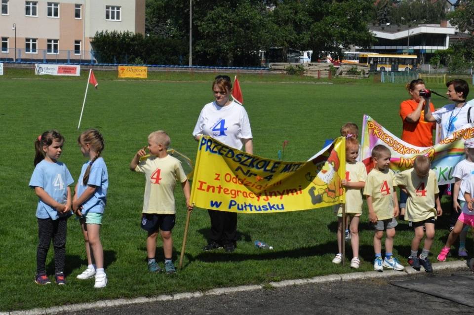 Przedszkolna olimpiada na stadionie