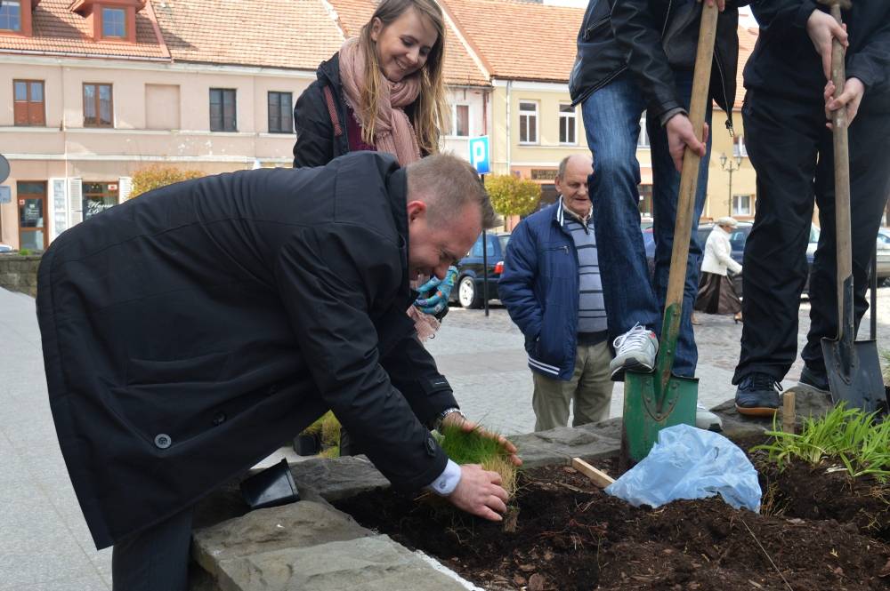 A tymczasem przed ratuszem...