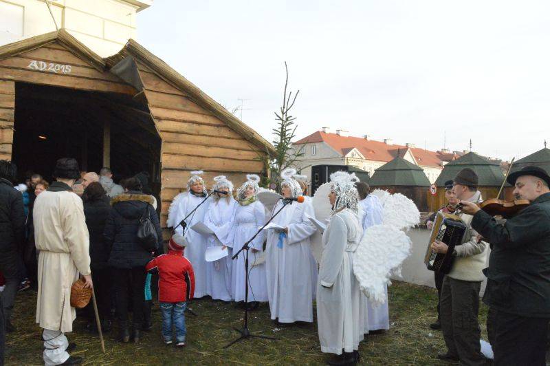 Tłumy pułtuszczan przed żywą szopką