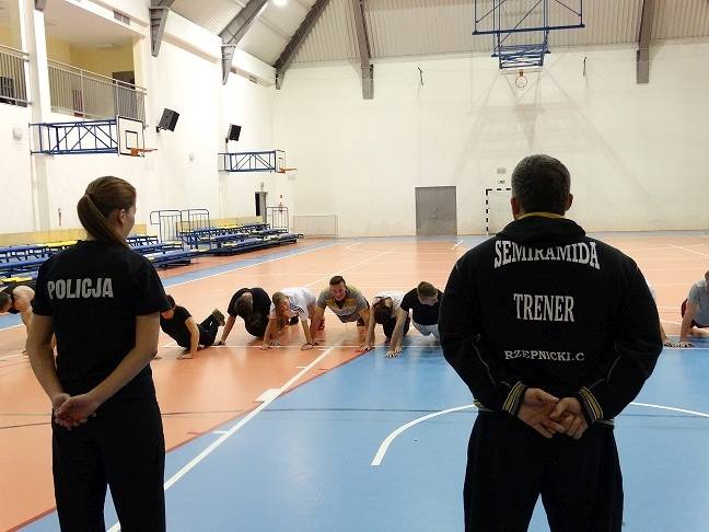 Policjanci uczą samoobrony