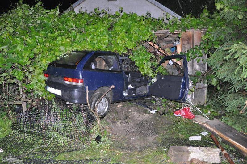 20 – latek wjechał w garaż