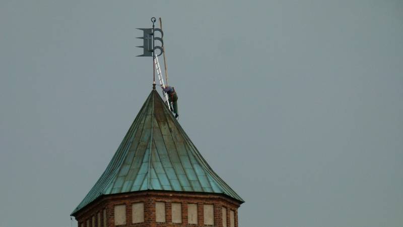 Odnowiony wiatrowskaz wrócił na wieżę ratuszową 