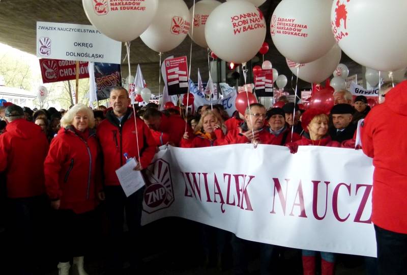 „Joanna robi nas w balona”, czyli manifestacja pracowników oświaty
