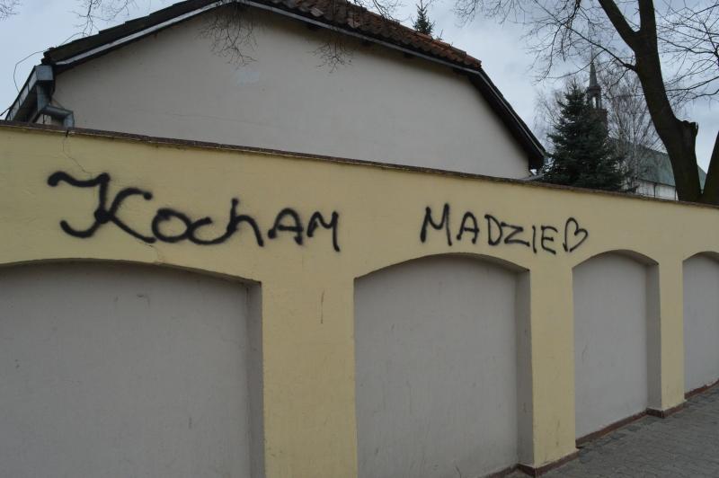 Miłosne wyznanie... na parkanie