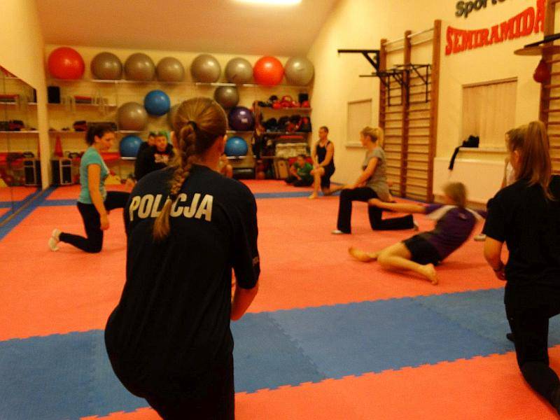 Policjanci na kursie samoobrony