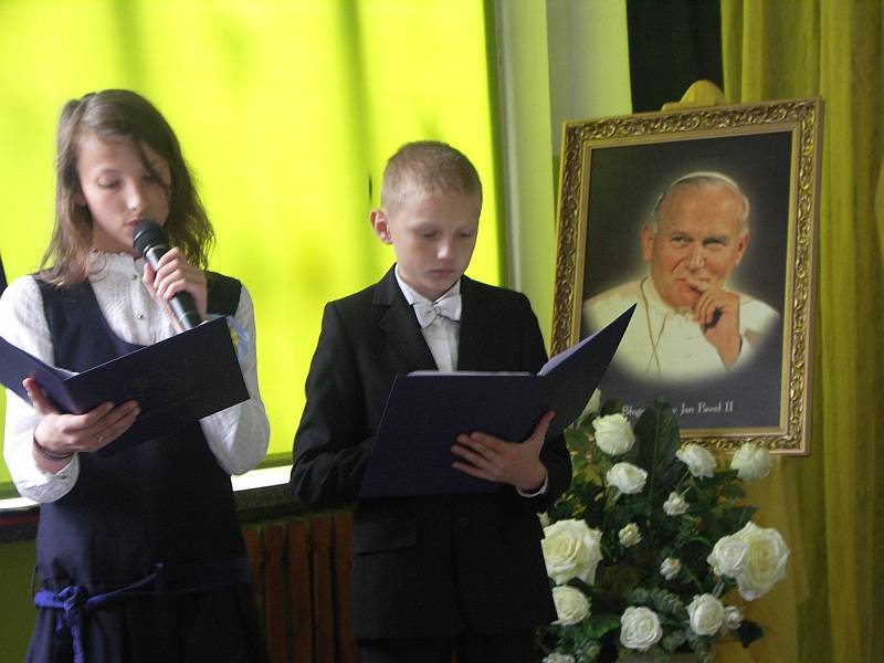 Wytrwały pielgrzym w biel odziany...