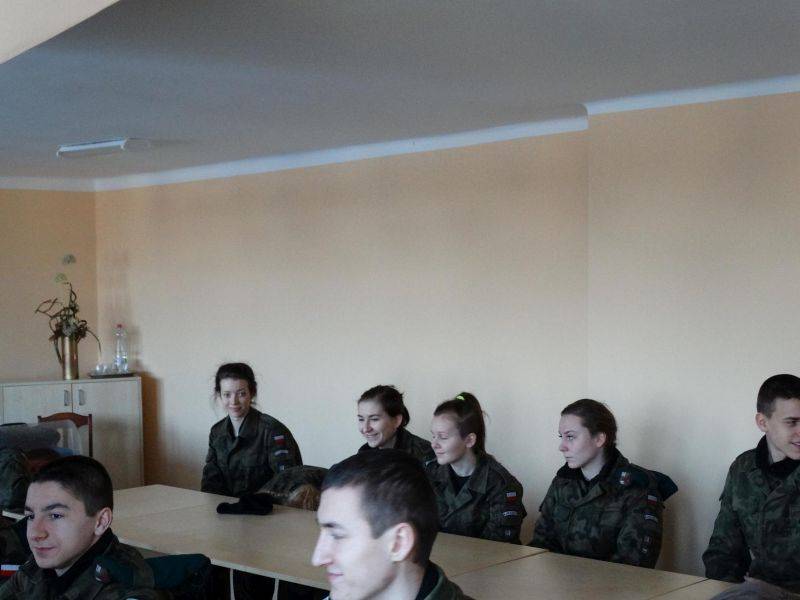 Klasa mundurowa z wizytą na komendzie policji