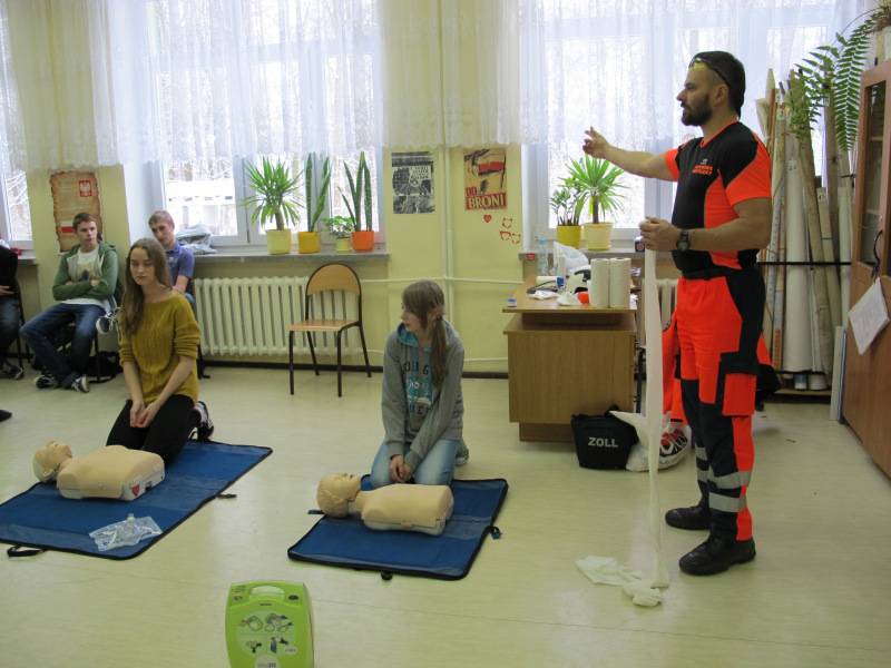 Pierwsza pomoc przedmedyczna w ZS w Pniewie