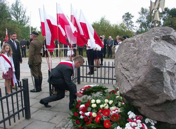 74 rocznica pod pomnikiem