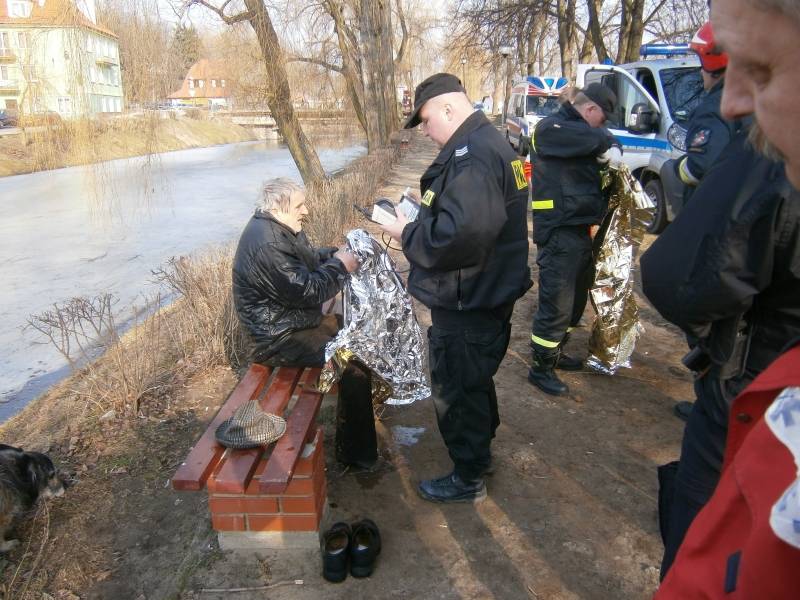 Policjanci uratowali tonącego 68 - latka!