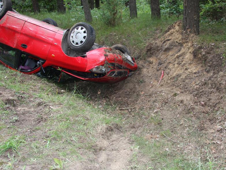 Wypadek w Grabówcu. Kierująca i pasażerka w szpitalu
