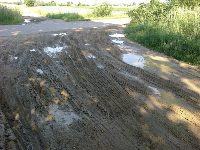 Notorycznie zalana droga w Zambskach Starych