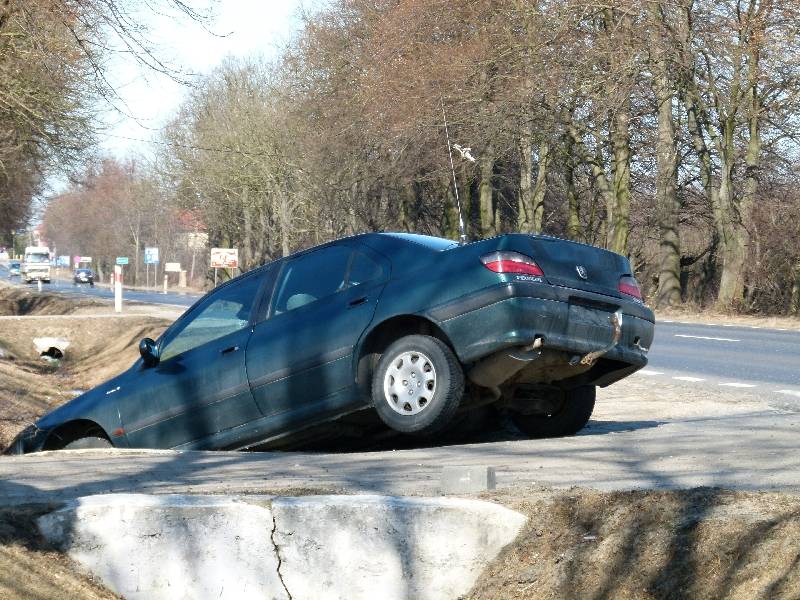 Auto w rowie